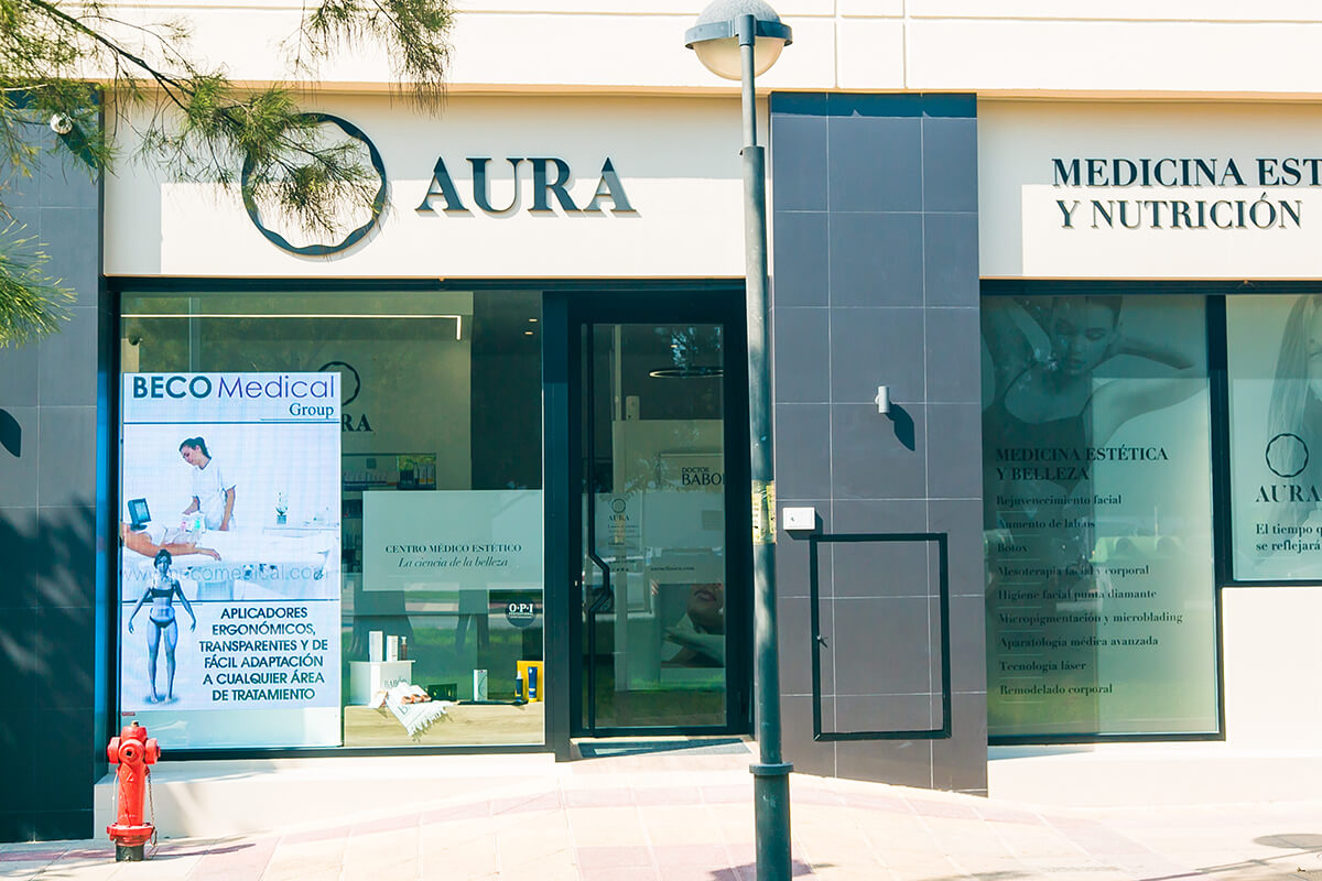 Pantalla LED de escaparate p6 Full Color en Clínica AURA