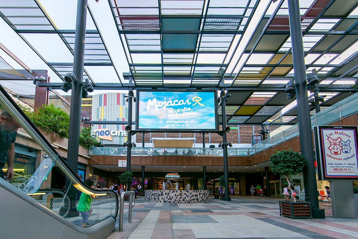 Doble preciario LED de 30cm y pantalla Full Color p6 en Gasolinera Formentera