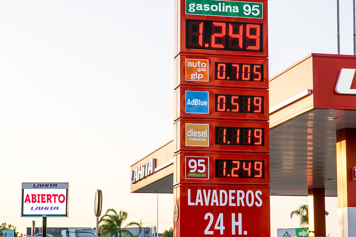 Doble preciario LED de 30cm y pantalla Full Color p6 en Gasolinera Formentera