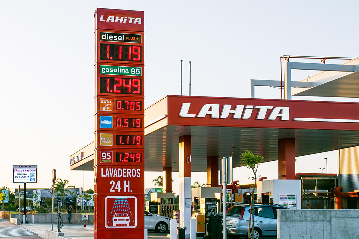 Pantalla LED Outdoor p6 + 6 preciarios LED en Gasolinera La Hita