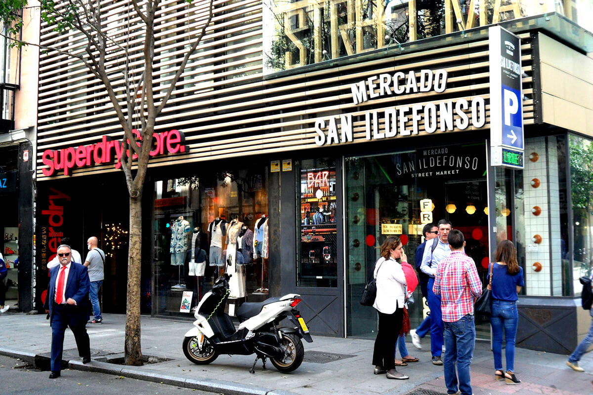Pantalla LED de escaparate en el Mercado de San Ildefonso