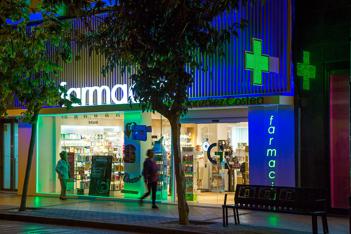 Cruz Anzo y letras corpóreas retroiluminadas en Farmacia González Costea