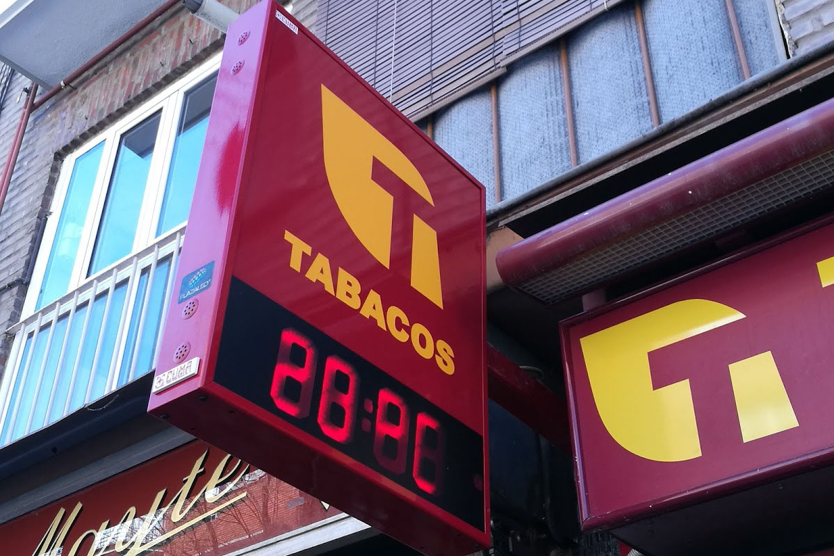 Banderola LED Trinidad en expendeduría nº293 de Madrid