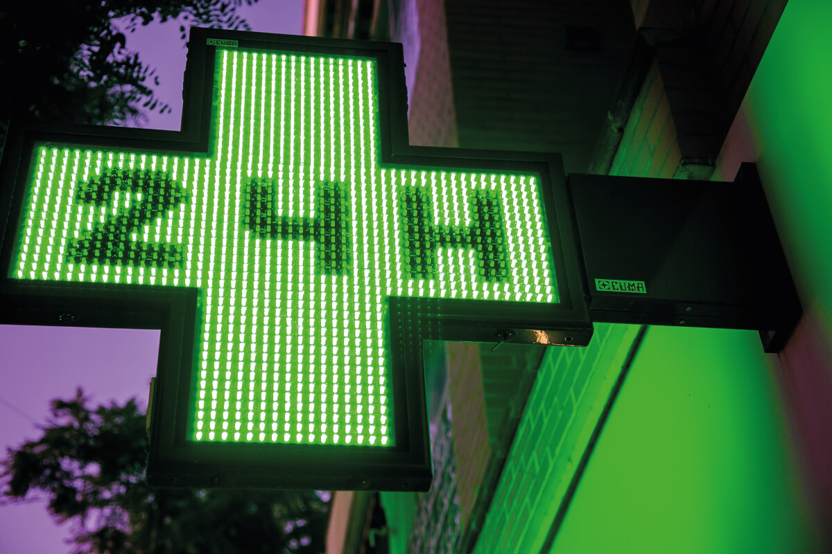 Triple cruz Anzo en la fachada de la Farmacia Juan de Borbón