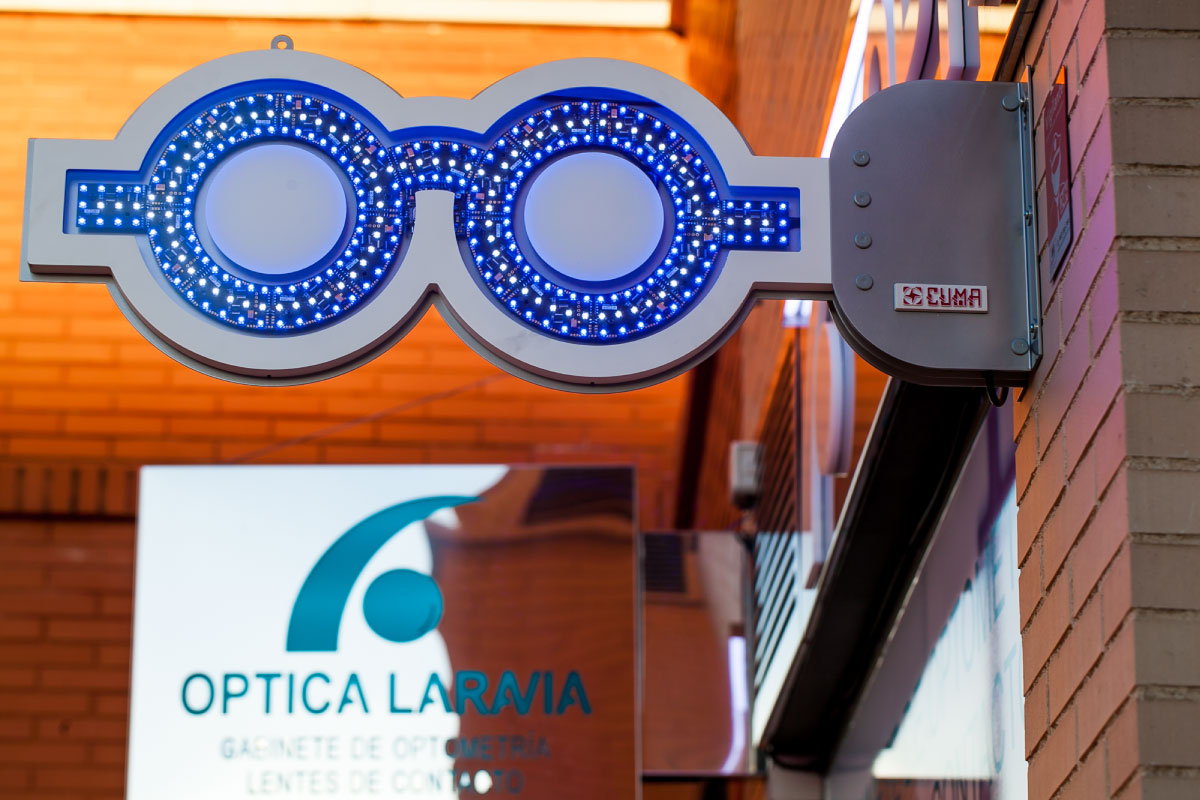 Gafa LED Ultraslim y pantalla Full Color de escaparate en Óptica Laravia